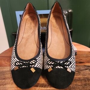 Vionic Black and White Patterned Flats